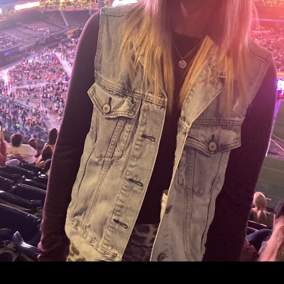 American Eagle Outfitters Light Blue Denim Vest - Picture 2 of 3